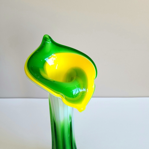 Kalla lily tall glass vase. - Picture 7 of 8